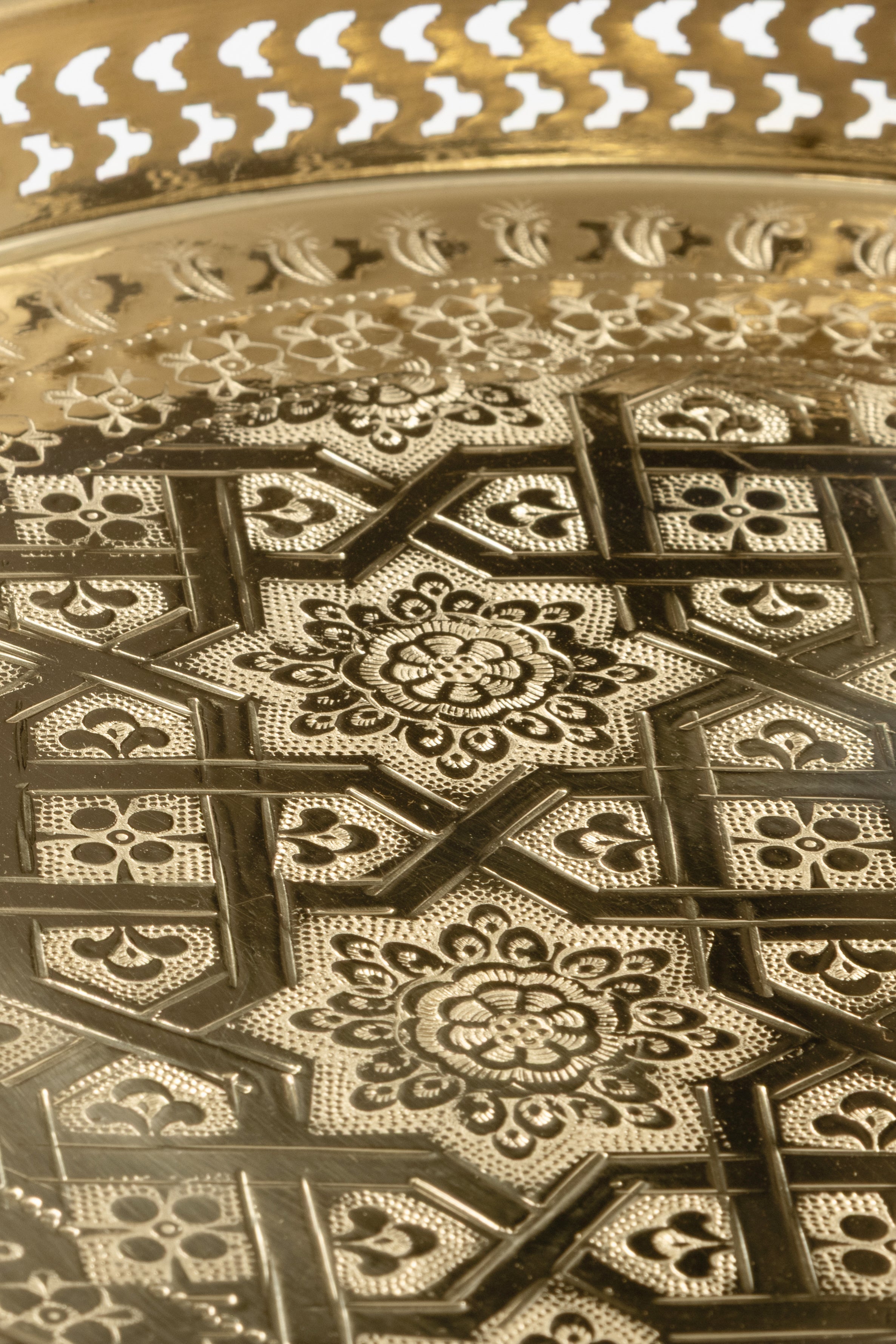 Layali – Plateau à pieds marocain avec gravures traditionnelles
