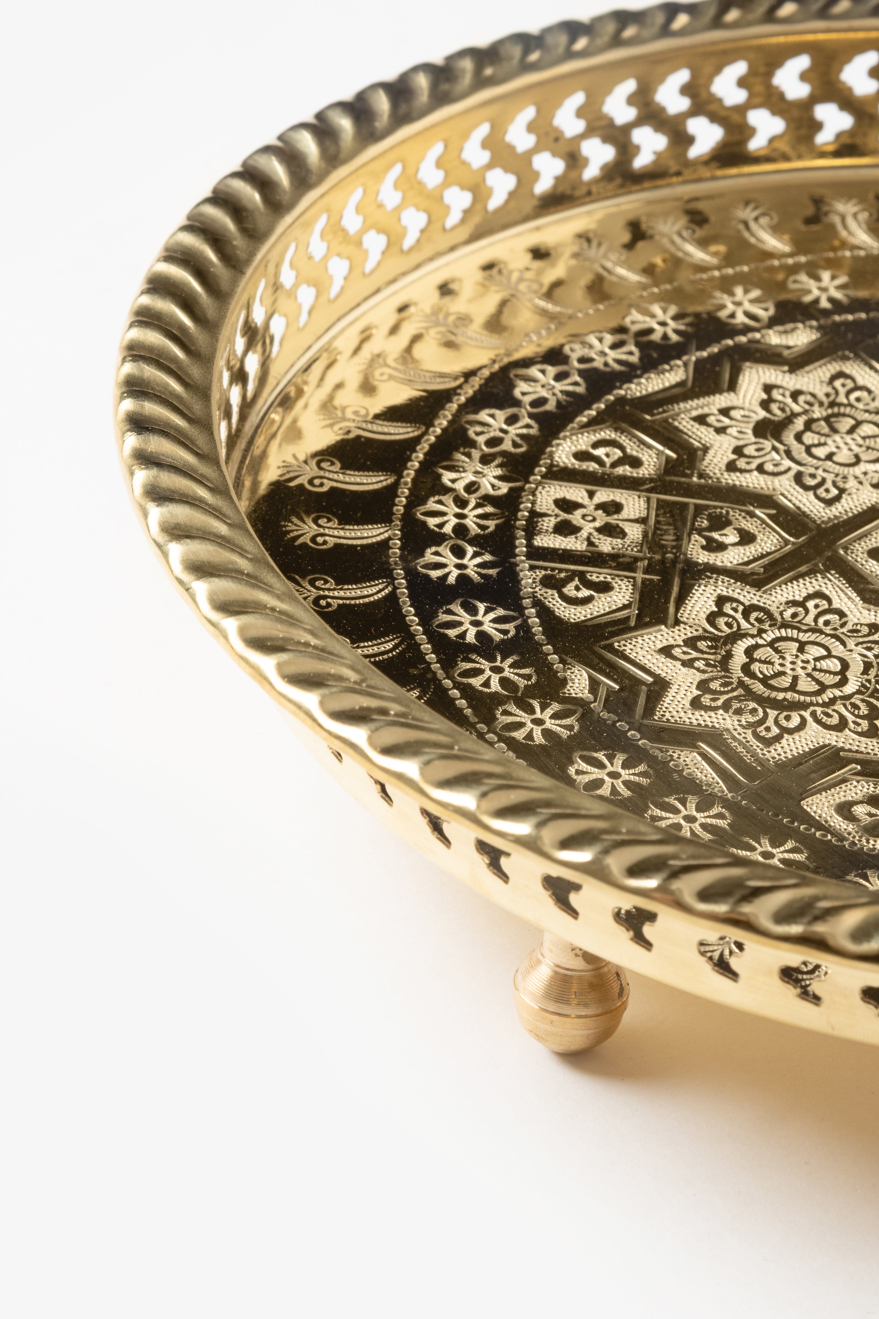 Layali – Plateau à pieds marocain avec gravures traditionnelles