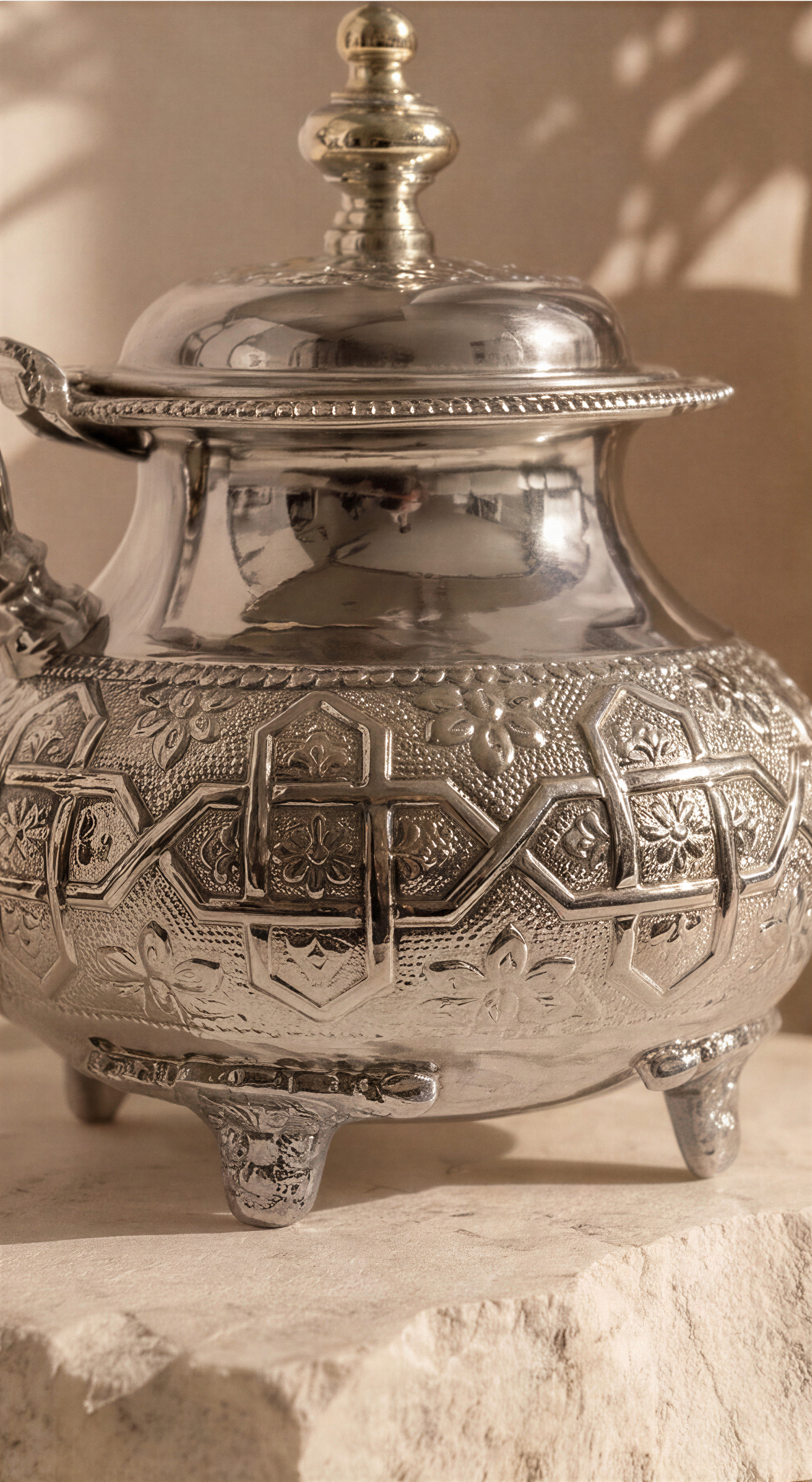 Faris – Théière Marocaine à Pieds avec Gravures Traditionnelles