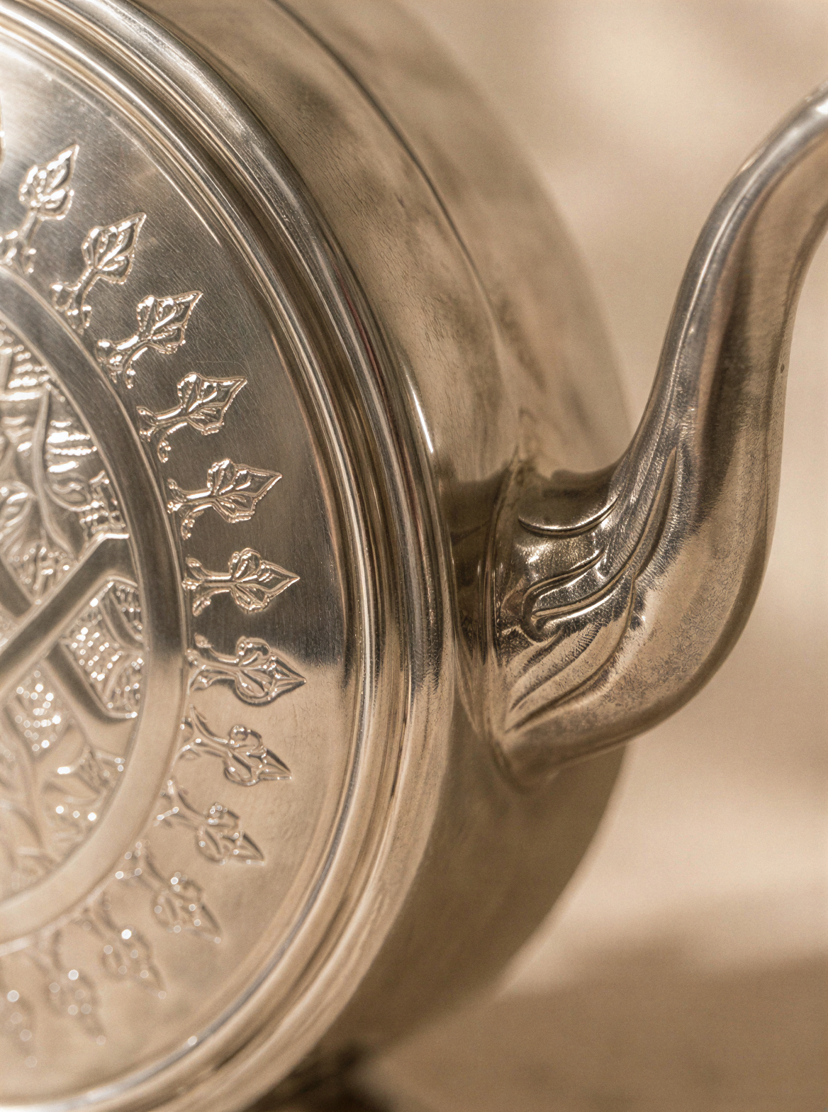 Fezza – Théière Marocaine à Pieds avec Sculpture Traditionnelle