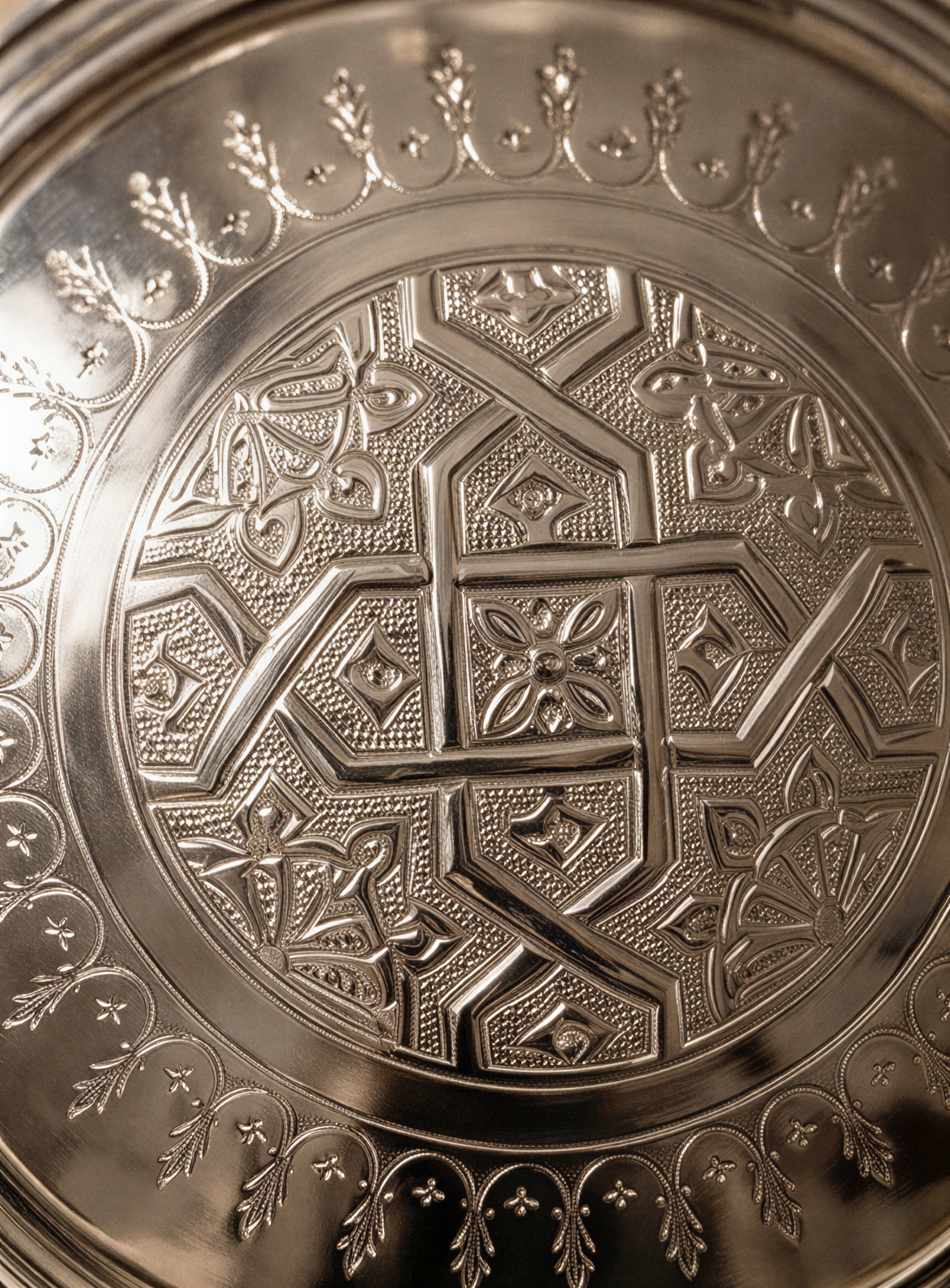 Fezza – Théière Marocaine à Pieds avec Sculpture Traditionnelle