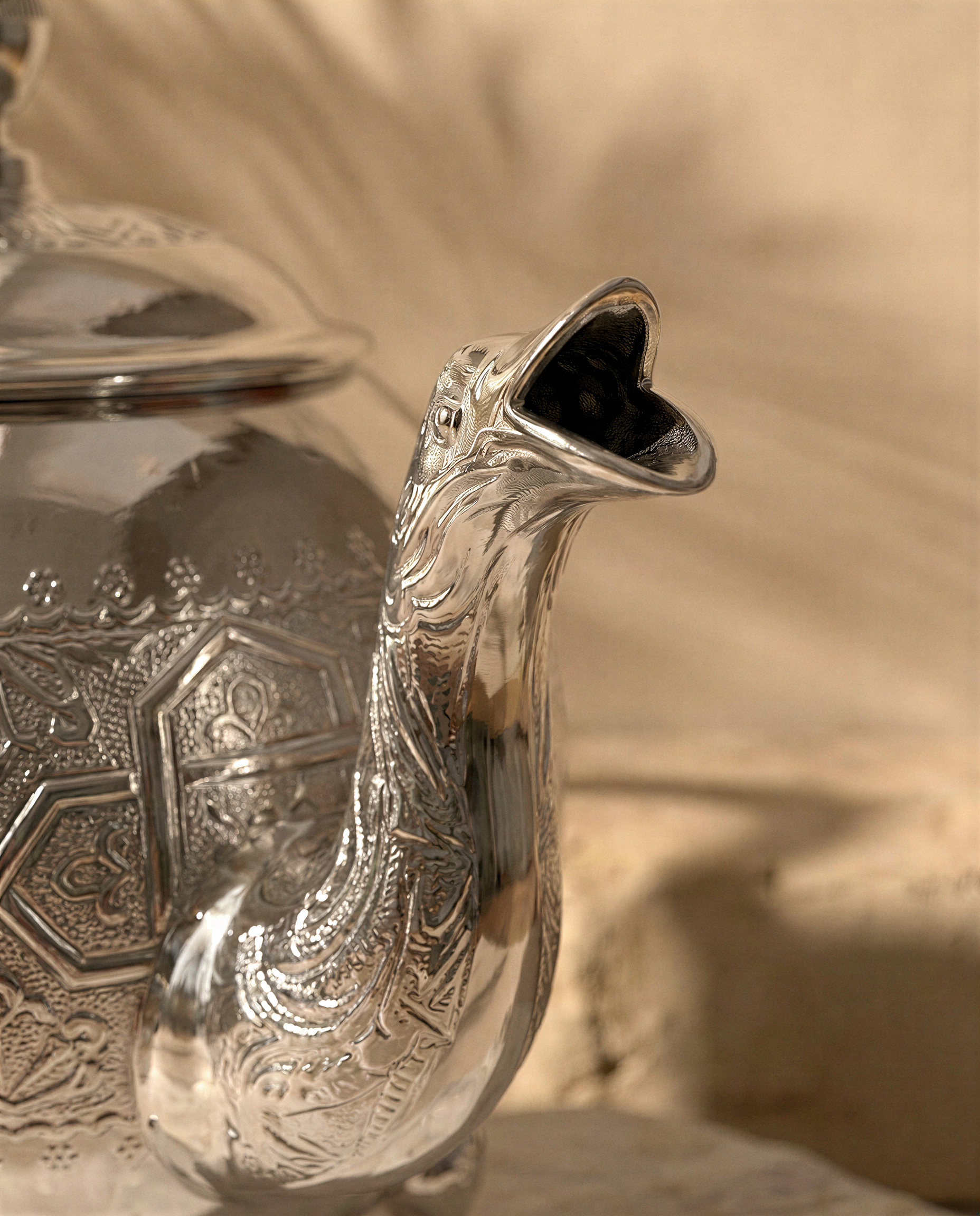 Amir – Théière marocaine sur pieds avec gravures traditionnelles
