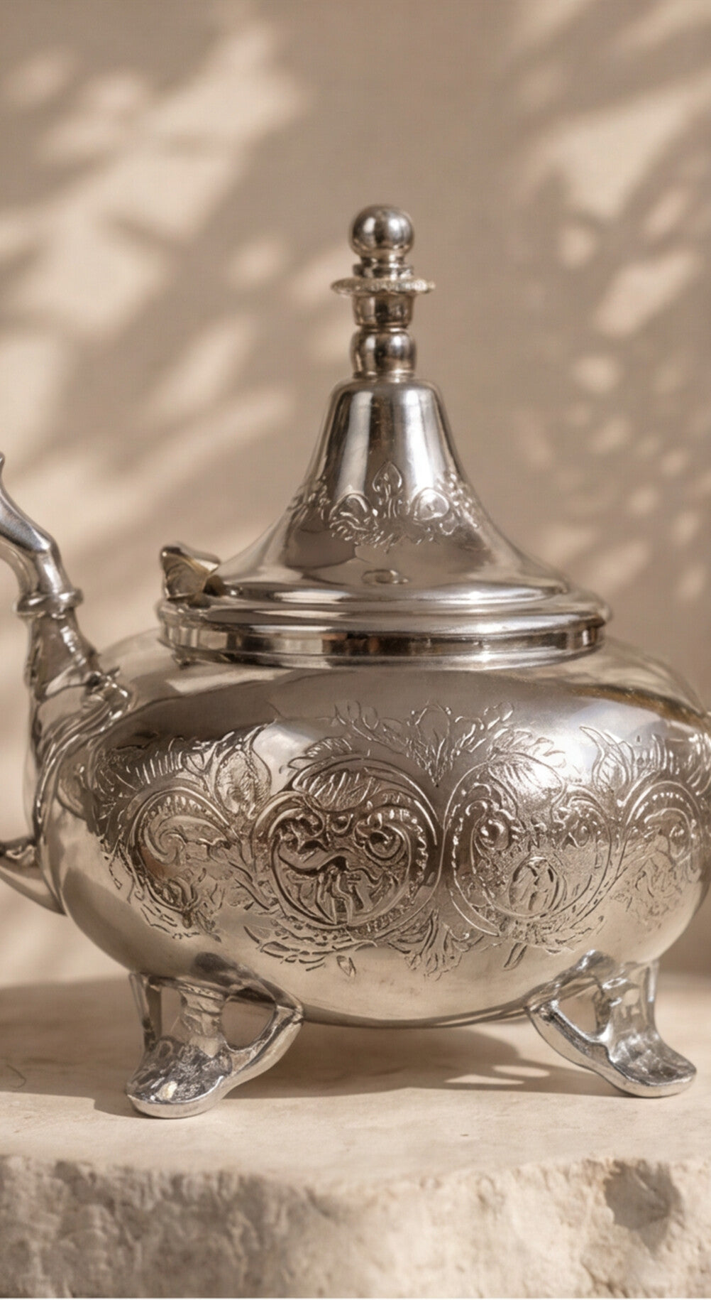 Aladdin – Théière marocaine à pieds avec gravures florales
