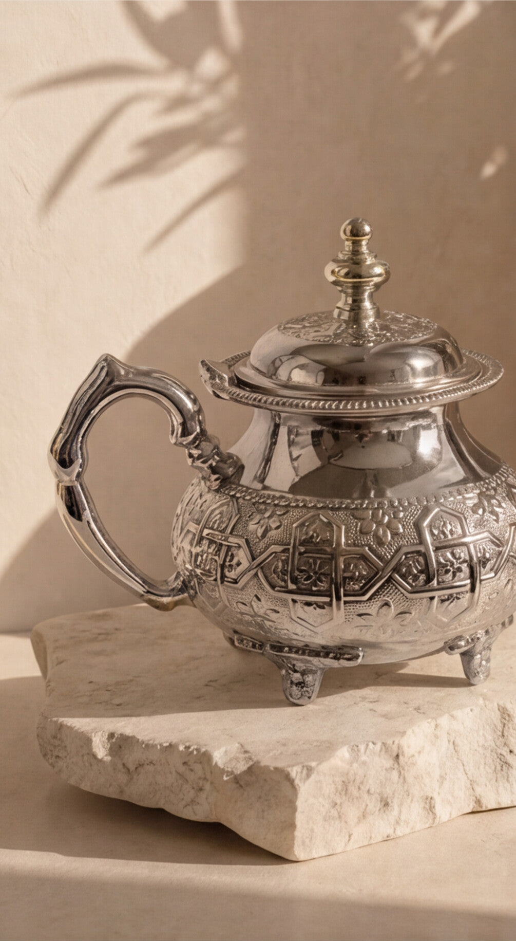 Faris – Théière Marocaine à Pieds avec Gravures Traditionnelles