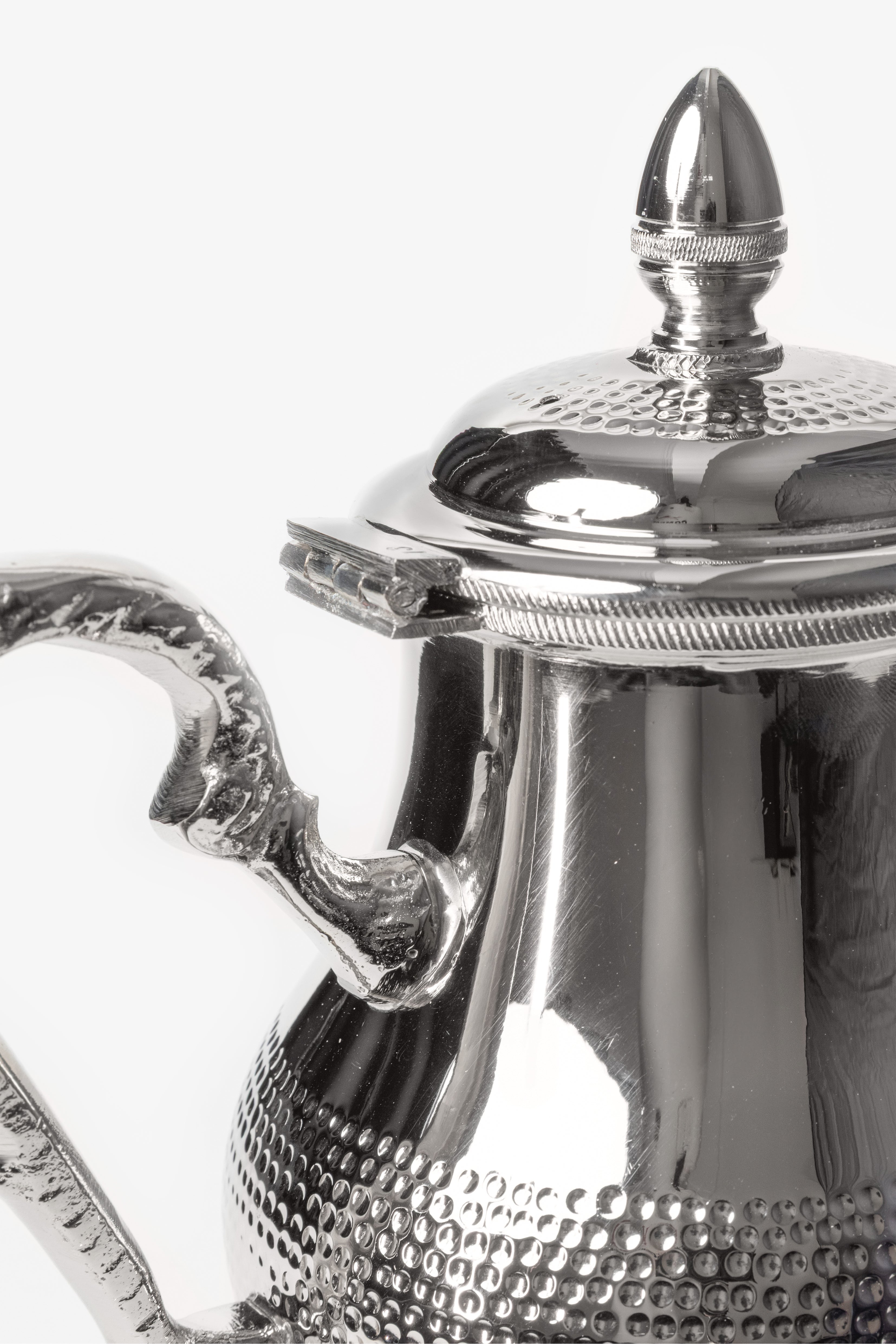 Malik – Théière marocaine à pieds avec finition martelée