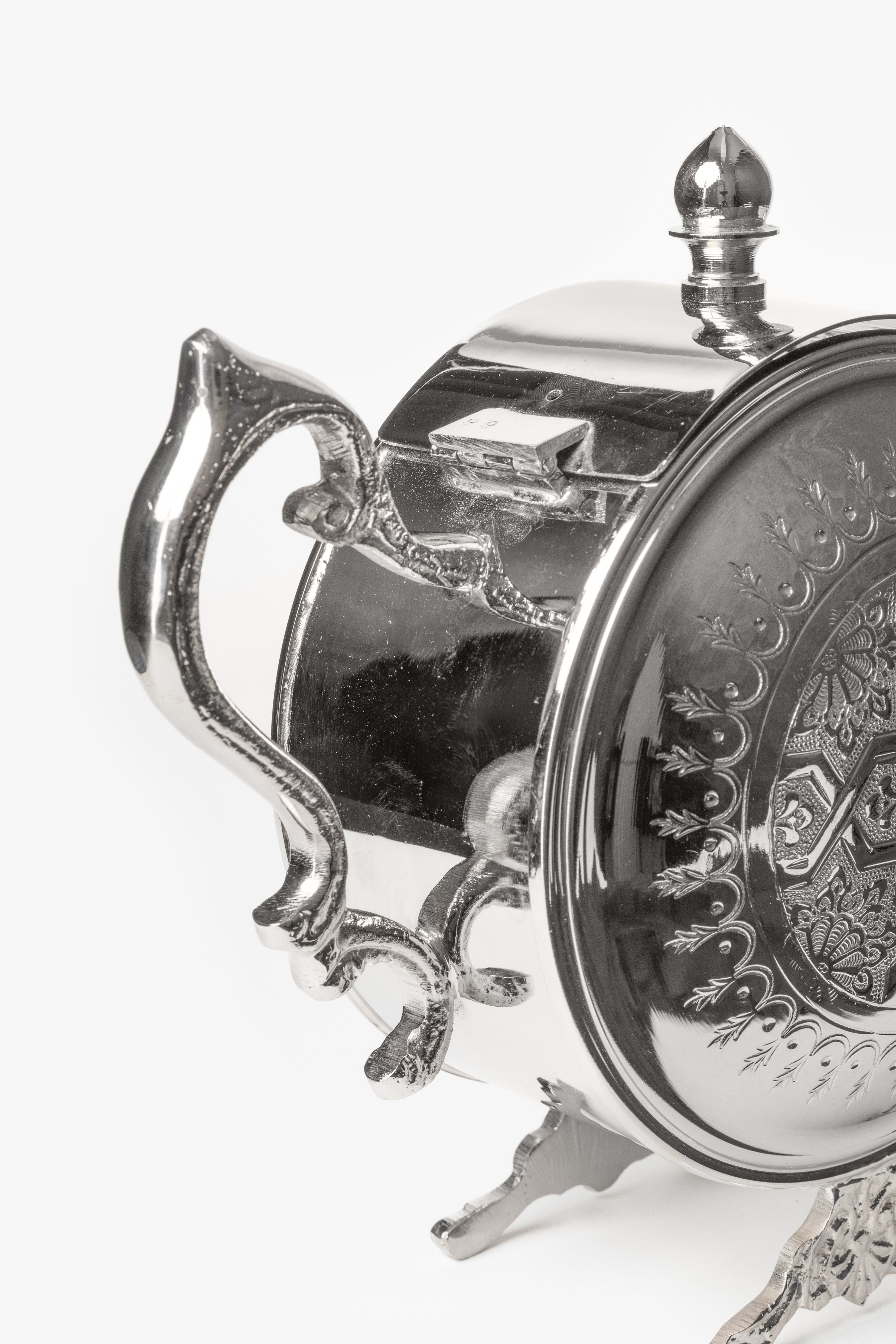 Fezza – Théière Marocaine à Pieds avec Sculpture Traditionnelle