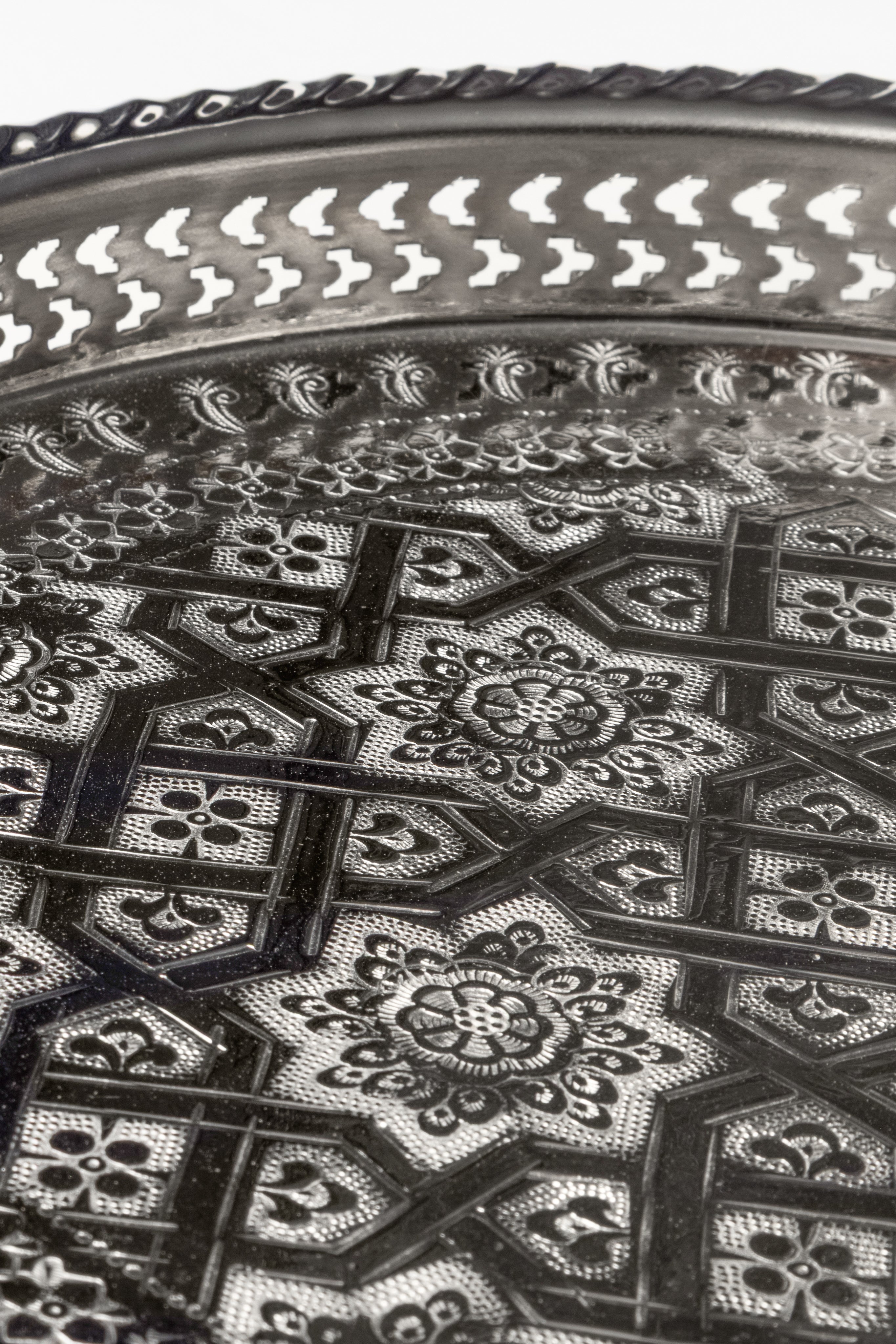 Zina – Plateau à Pieds Marocain avec Gravures Traditionnelles