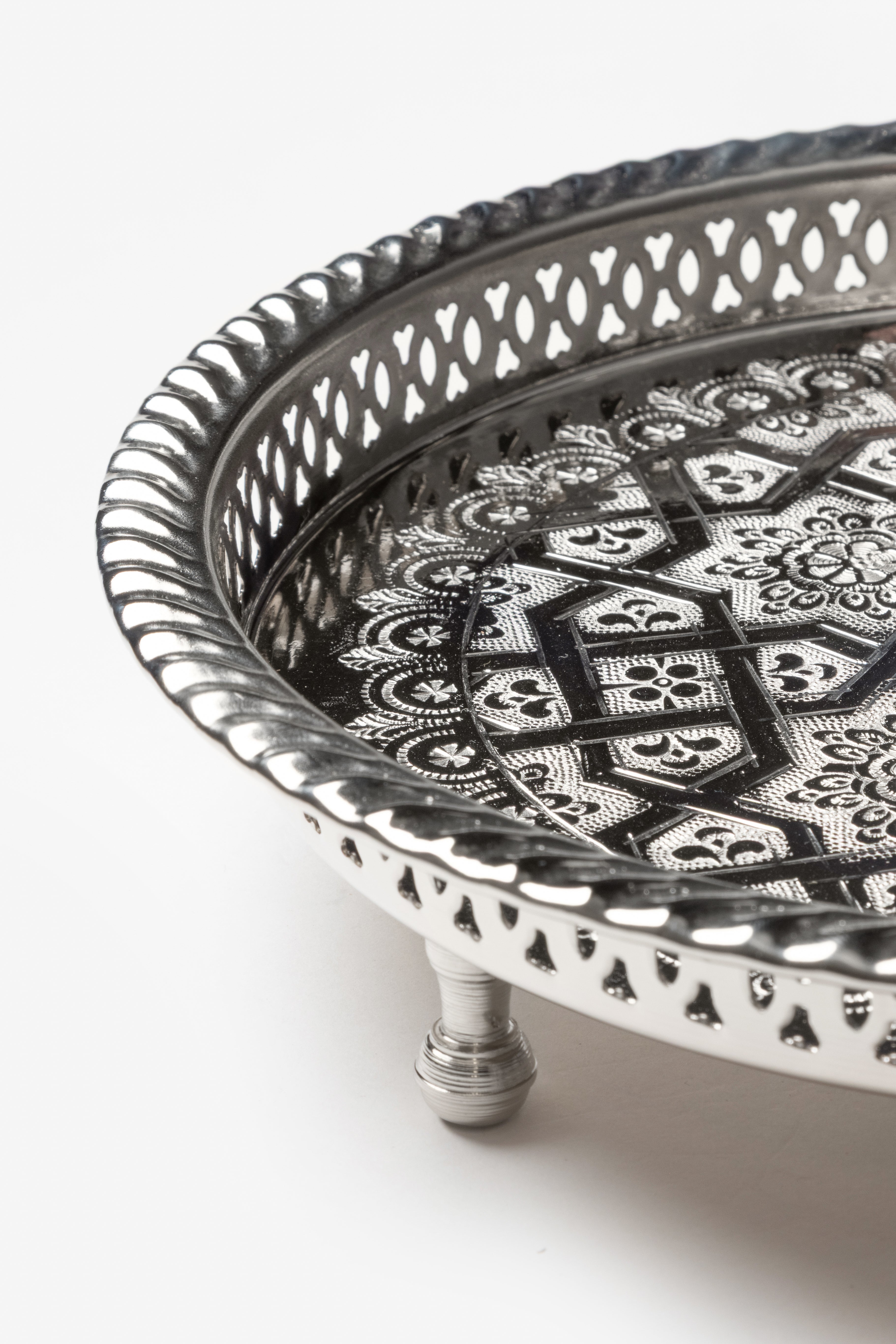 Zina – Plateau à Pieds Marocain avec Gravures Traditionnelles