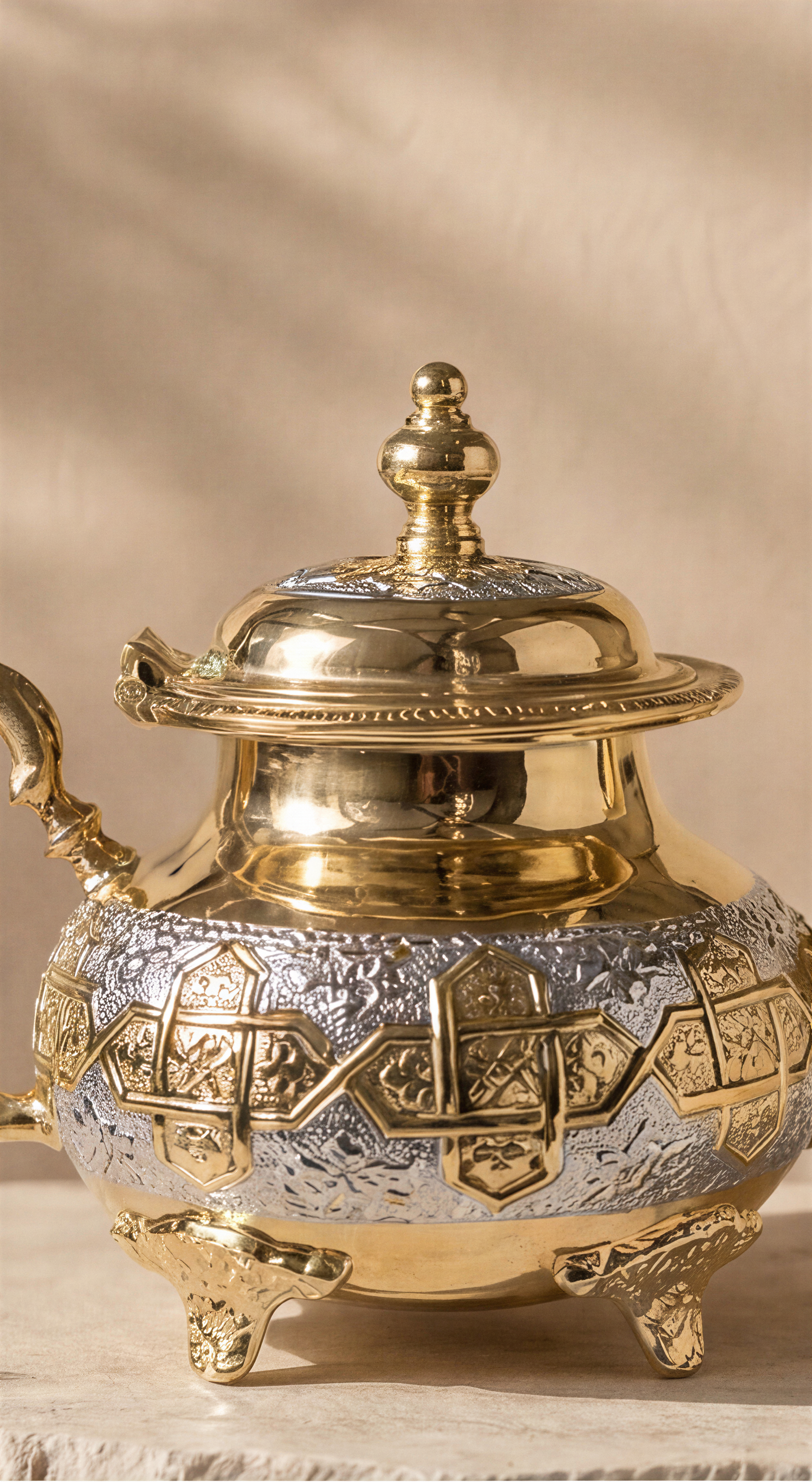 Faris Deluxe – Théière Marocaine à Pieds avec Gravures Traditionnelles