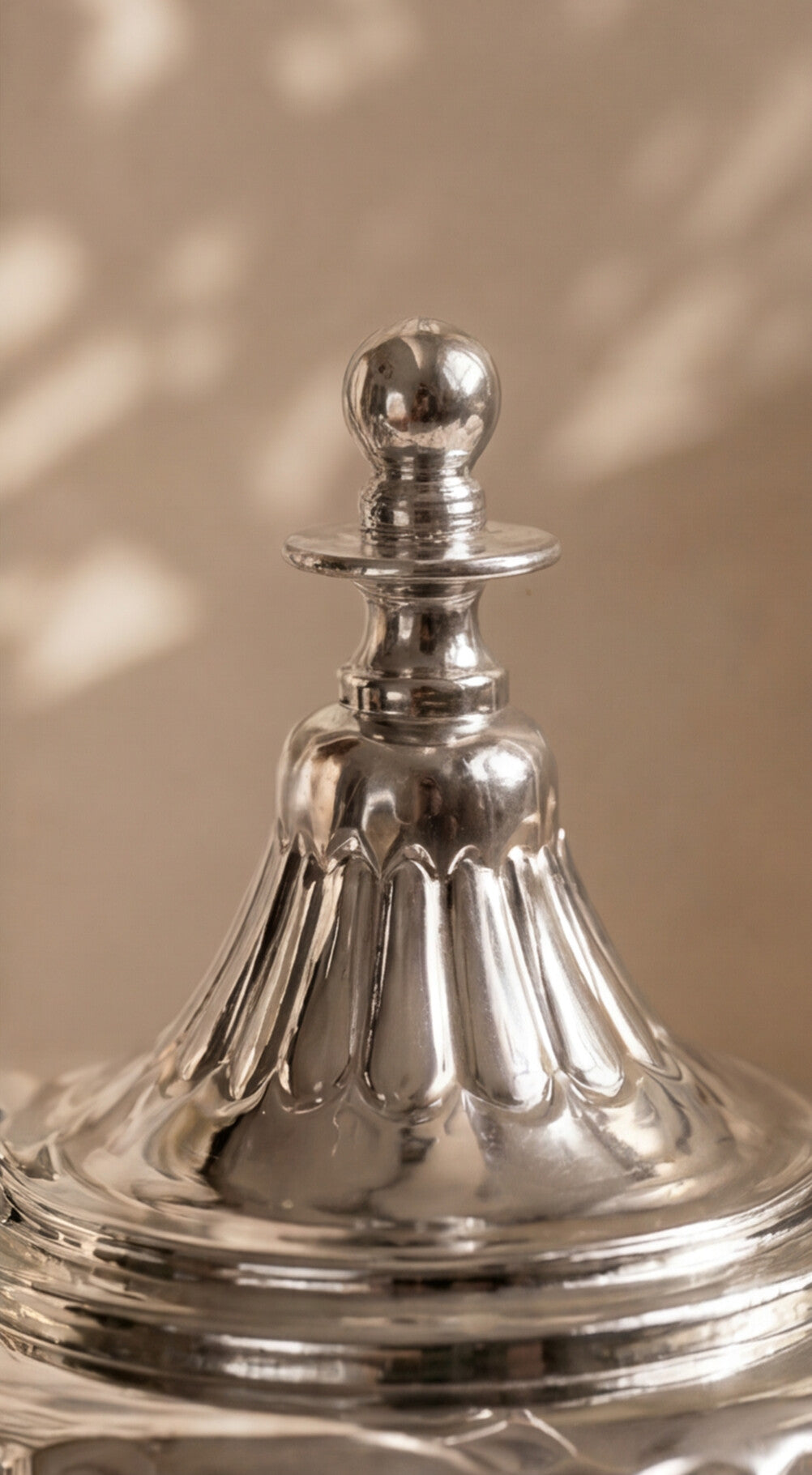 Aladdin – Théière marocaine à pieds, finition sculptée