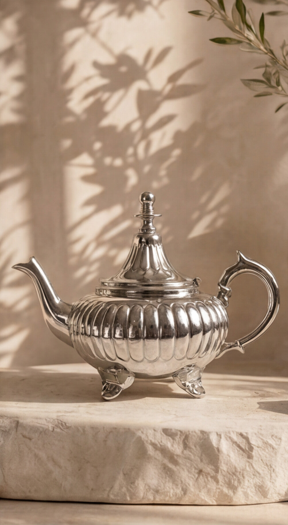 Aladdin – Théière marocaine à pieds, finition sculptée