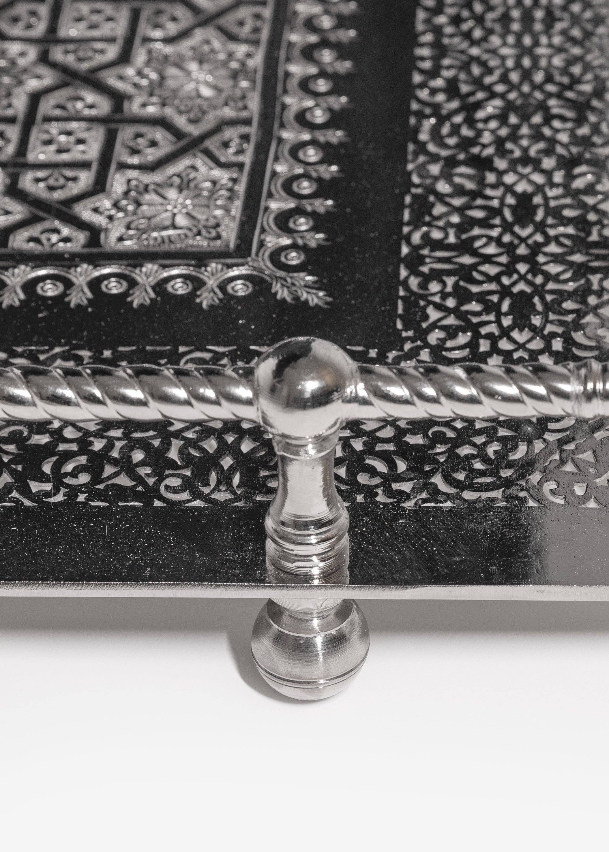 Hassna – Plateau marocain de luxe aux gravures traditionnelles