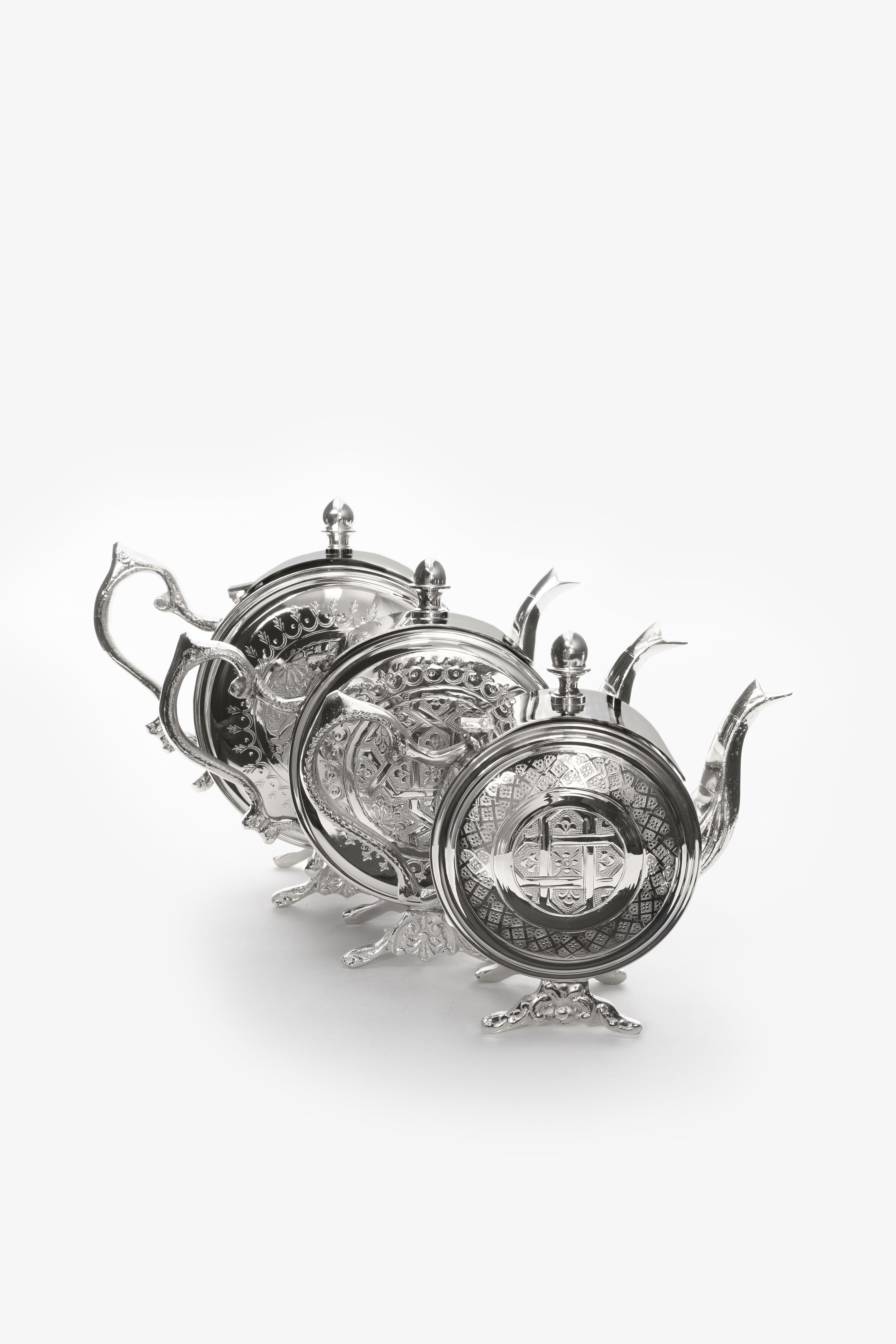 Fezza – Théière Marocaine à Pieds avec Sculpture Traditionnelle